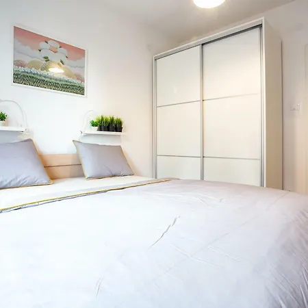 Modern Naive Downtown With Free Private Garage-Fast Wi-Fi Apartment Novi Sad Exterior foto
