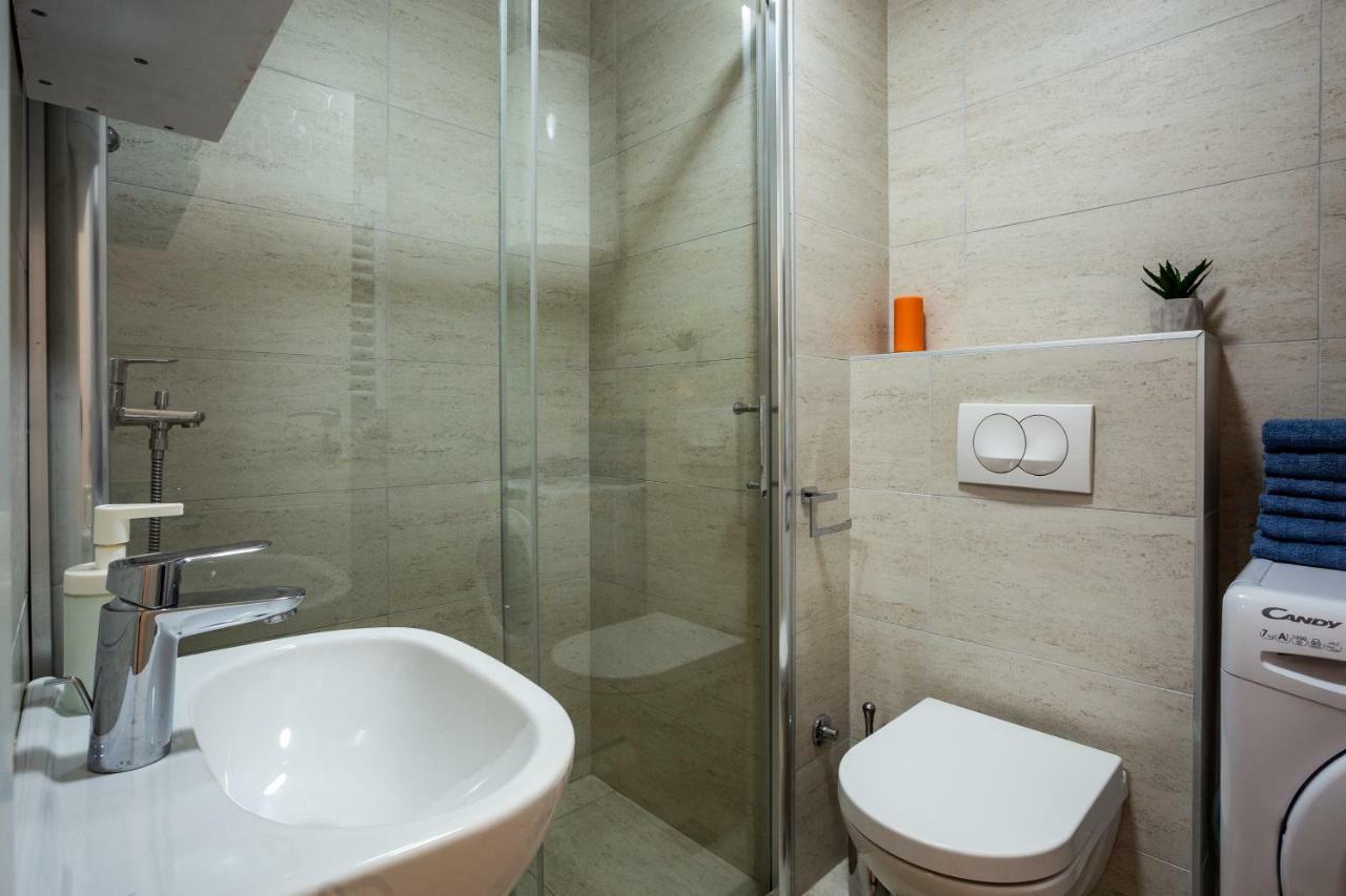 Апартаменты Modern Naive Downtown With Free Private Garage-fast Wi-fi *